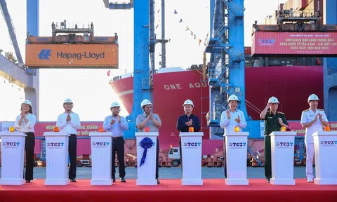 Thủ tướng phát lệnh làm hàng đầu xuân tại cảng quốc tế Tân Cảng - Cái Mép