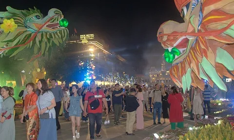 TP. Hồ Chí Minh: Đường hoa Nguyễn Huệ đón hơn 1,2 triệu lượt khách du xuân, thưởng ngoạn
