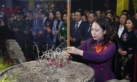 Phó Chủ tịch nước Võ Thị Ánh Xuân dâng hương tại đền thờ Hai Bà Trưng