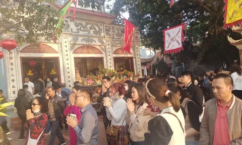 Mùng 7 Tết, du khách vẫn nườm nượp lễ Phủ Tây Hồ