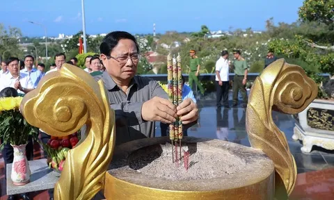 Thủ tướng Phạm viếng Nghĩa trang Liệt sĩ Phú Quốc và kiểm tra công trường xây dựng tượng đài Chủ tịch Hồ Chí Minh