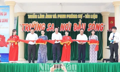 Triển lãm “Trường Sa - Nơi đầu sóng” ở huyện biên giới Đắk Lắk