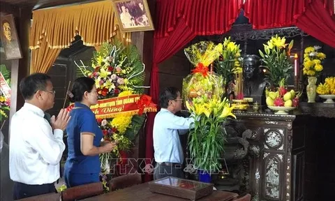 Dâng hương, hoa tưởng niệm 117 năm Ngày sinh Tổng Bí thư Lê Duẩn