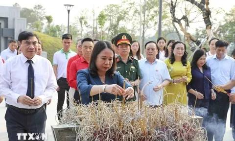 Quyền Chủ tịch nước Võ Thị Ánh Xuân thăm, tặng quà chiến sỹ Điện Biên