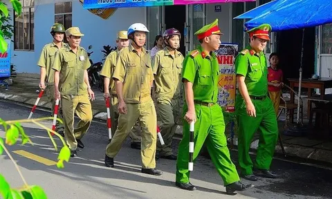 Lực lượng tham gia bảo vệ an ninh, trật tự ở cơ sở được trang bị dùi cui, áo giáp chống đâm