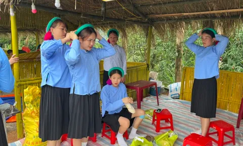 Trao tâm tình qua câu ca Soóng cọ