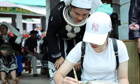 Khám phá nghệ thuật in hoa văn bằng sáp ong của người Dao Tiền