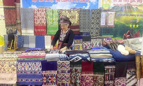 Sắc thắm thổ cẩm Lào