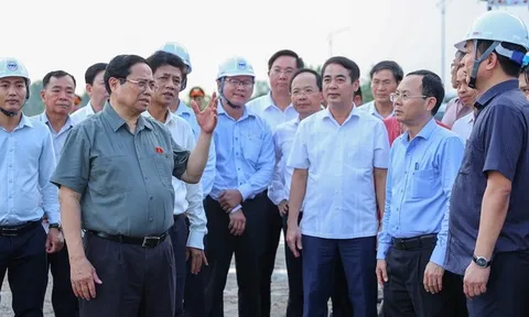 Thủ tướng khảo sát dự án cao tốc Châu Đốc-Cần Thơ-Sóc Trăng và công tác ứng phó sạt lở tại Cần Thơ