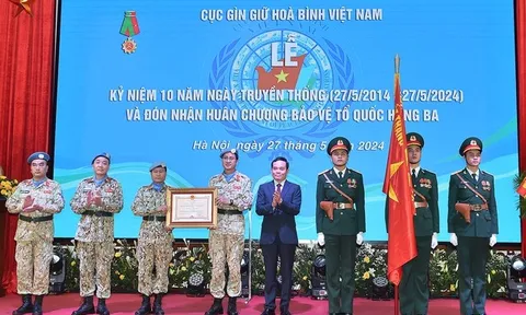 Cục Gìn giữ hoà bình đón nhận Huân chương Bảo vệ Tổ quốc hạng Ba