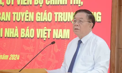 Đồng chí Nguyễn Trọng Nghĩa làm việc với Đảng đoàn Hội Nhà báo Việt Nam