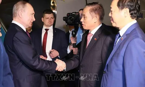 Tổng thống Nga Vladimir Putin đến Hà Nội, bắt đầu thăm cấp Nhà nước tới Việt Nam