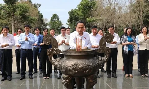 Chủ tịch Quốc hội Trần Thanh Mẫn dâng hương tại Khu di tích quốc gia đặc biệt Căn cứ Bộ Chỉ huy Quân Giải phóng miền nam Việt Nam