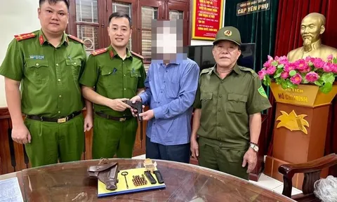 Hà Nội: Người dân tự nguyện giao nộp vũ khí quân dụng và hàng chục viên đạn