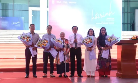 Khai mạc triển lãm tranh “Hồi sinh”