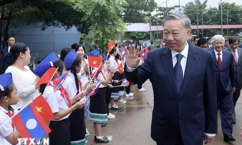Chủ tịch nước Tô Lâm thăm, tặng quà Trường song ngữ Lào-Việt Nam
