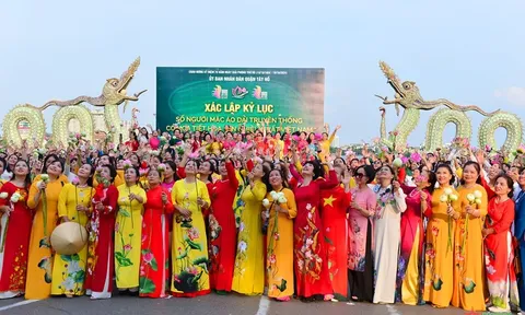 Xác lập kỷ lục 1.000 người mặc áo dài truyền thống họa tiết hoa sen