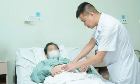 Thói quen ngậm tăm khiến người phụ nữ thủng đại tràng