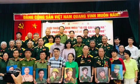 Trao tặng ảnh phục dựng chân dung liệt sĩ và Tủ sách Đặng Thùy Trâm
