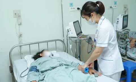 Một bệnh nhân bị thủng ruột do nuốt phải hạt táo đỏ