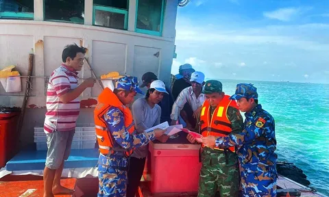 Hải đoàn Biên phòng 18 tuyên truyền, phổ biến, giáo dục pháp luật cho ngư dân