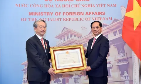 Phó Thủ tướng Bùi Thanh Sơn trao tặng Huân chương Hữu nghị cho Đại sứ Trung Quốc Hùng Ba