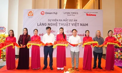 Ra mắt làng nghệ thuật Việt Nam