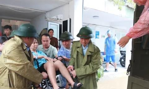 Các đơn vị y tế sẵn sàng ứng trực, khám chữa bệnh cho người dân tại các vùng ngập, lụt