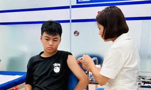 Tiêm vaccine uốn ván miễn phí cho bà con vùng lũ, lụt