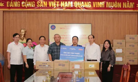 Ngành Y tế Hà Nội trao tặng thuốc, vật tư y tế hỗ trợ vùng lũ