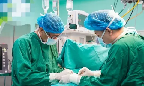 Nối búp ngón tay đứt rời cho bé gái bị kẹp tay vào cửa