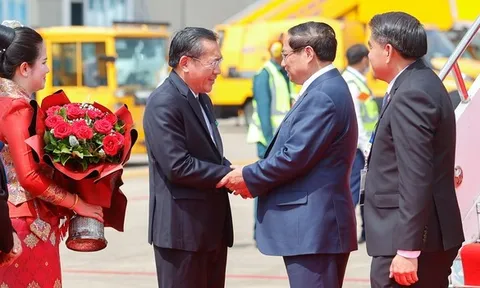 Thủ tướng Phạm Minh Chính tới Vientiane, bắt đầu chuyến công tác tham dự Hội nghị Cấp cao ASEAN