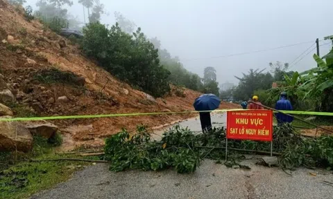 Mưa lớn kéo dài, nguy cơ lũ quét, sạt lở tại nhiều tỉnh miền trung