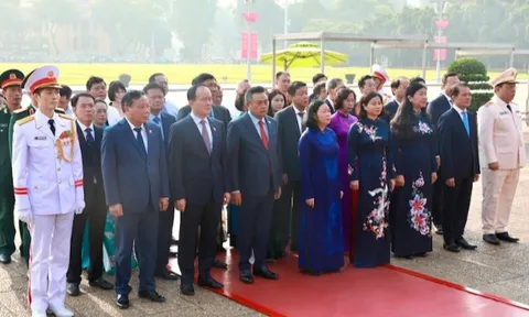Lãnh đạo thành phố Hà Nội tưởng niệm Chủ tịch Hồ Chí Minh và các Anh hùng liệt sĩ