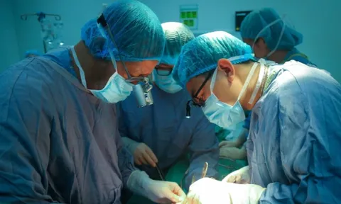 Lần đầu tiên tại Việt Nam, các bác sĩ thực hiện ghép đồng thời tim-gan