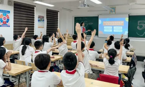 Các trường ở Hà Nội siết chặt quản lý việc dùng điện thoại của học sinh trong lớp học