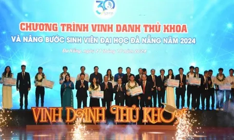 Trao tặng hơn 500 triệu đồng học bổng cho sinh viên Đà Nẵng