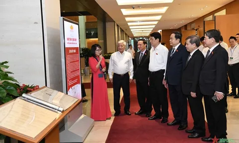 Chủ tịch nước Lương Cường và Chủ tịch Quốc hội Trần Thanh Mẫn tham quan Triển lãm chuyên đề “Nhật Báo Quốc hội”