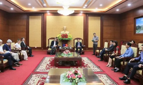 Đoàn Liên minh châu Âu và AFD làm việc tại tỉnh Hòa Bình
