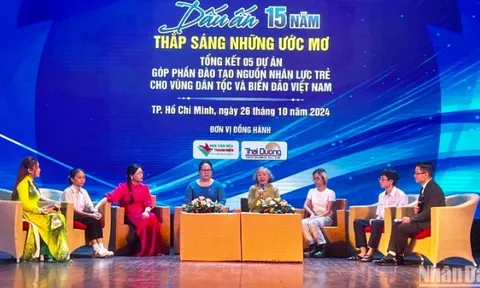 Hơn 1.700 học sinh, sinh viên thụ hưởng Quỹ học bổng Vừ A Dính