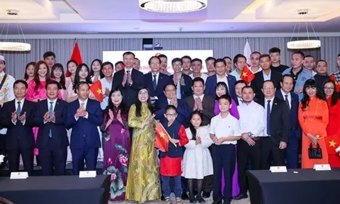 Thủ tướng Phạm Minh Chính gặp gỡ cán bộ, nhân viên Đại sứ quán và cộng đồng người Việt Nam tại Qatar