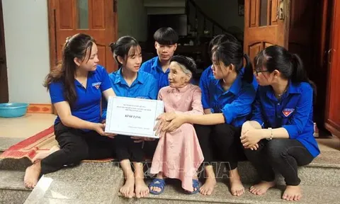 Trình Chủ tịch nước tặng quà người có công dịp Tết Nguyên đán Ất Tỵ