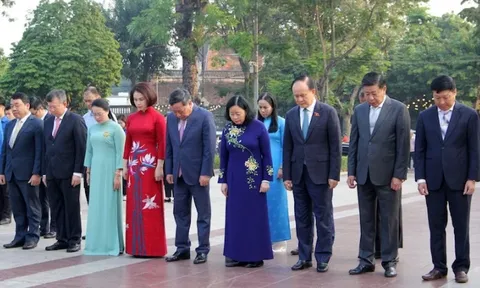 Lãnh đạo thành phố Hà Nội dâng hoa kỷ niệm 107 năm Cách mạng Tháng Mười Nga