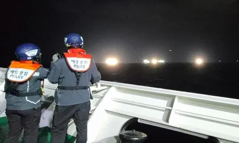 Hàn Quốc: Lật tàu cá ngoài khơi, 13 người mất tích