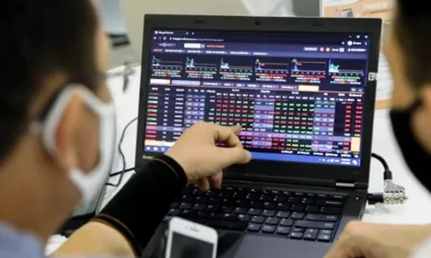 Cổ phiếu tài chính lao dốc, VN-Index về mốc 1.250 điểm