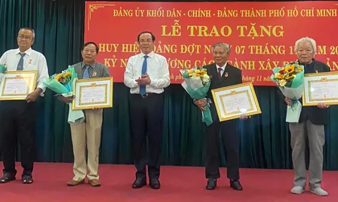 Đảng ủy Khối Dân-Chính-Đảng Thành phố Hồ Chí Minh trao Huy hiệu Đảng cho đảng viên đợt 7/11