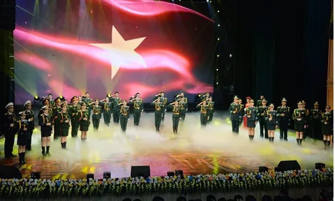 Dàn dựng màn sử thi nghệ thuật “80 năm dưới Quân kỳ Quyết thắng”