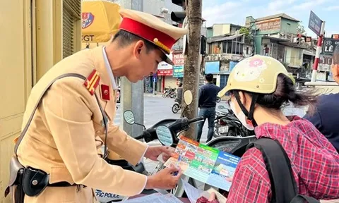 Xử lý vi phạm kết hợp tuyên truyền người dân cùng giữ gìn trật tự an toàn giao thông