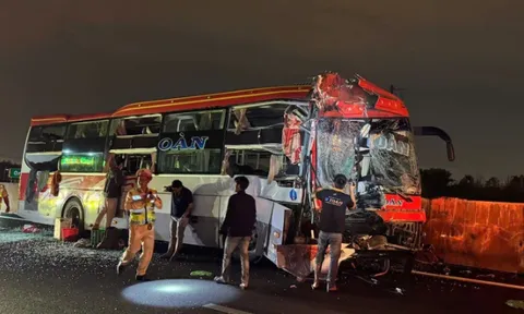 Xe khách tông xe bồn trên cao tốc, một người tử vong tại chỗ