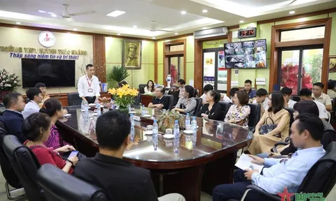 Vụ học sinh "đầu trần" điều khiển mô tô ở Hà Nội: Lập biên bản xử phạt phụ huynh